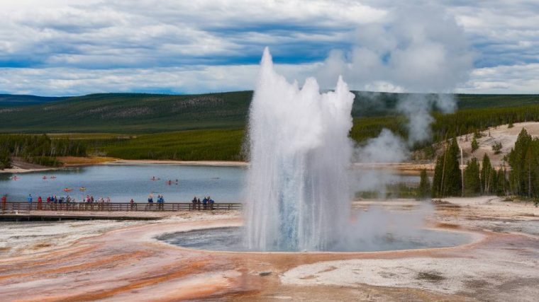 Exploring the Lower geyser basin: Great Fountain geyser and Firehole Lake