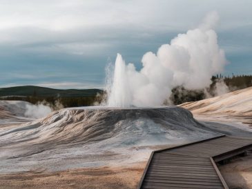 Cliff Geyser: a must-see geothermal feature in Black Sand Basin