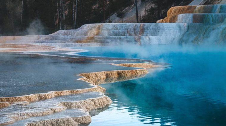 Discovering the Mammoth Hot Springs terraces: a geological marvel